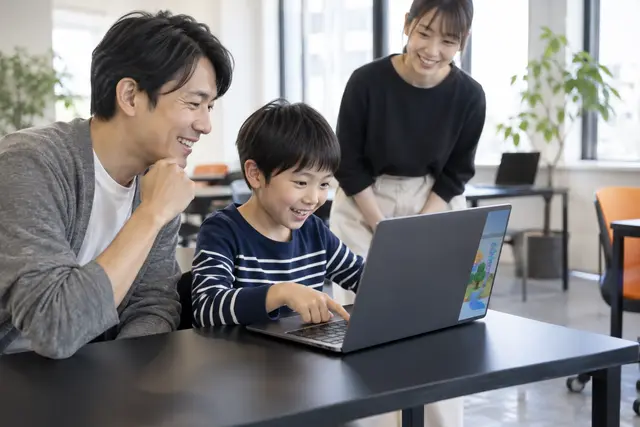 無料体験で、親子がいっしょにノートパソコンを見ているようす（イメージ）